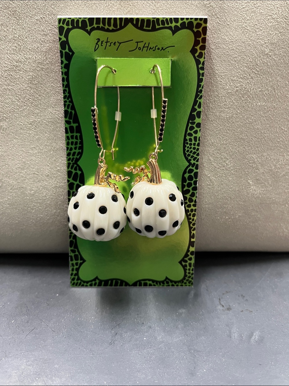 NWT Betsey Johnson White and Black Polka Dot Pumpkin Drop Earrings